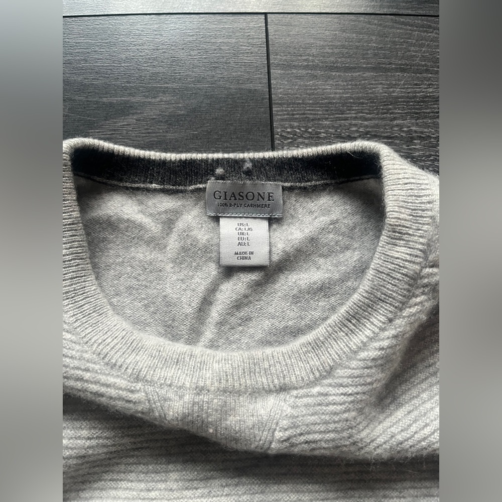 Men’s 2-ply 100% cashmere grey crewneck sweater - Picture 4 of 5